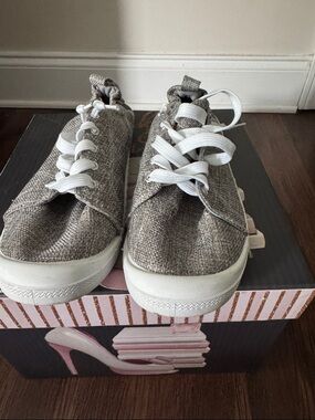 Soulmates Women's Knit Lace-Up Sneakers in Taupe and White
